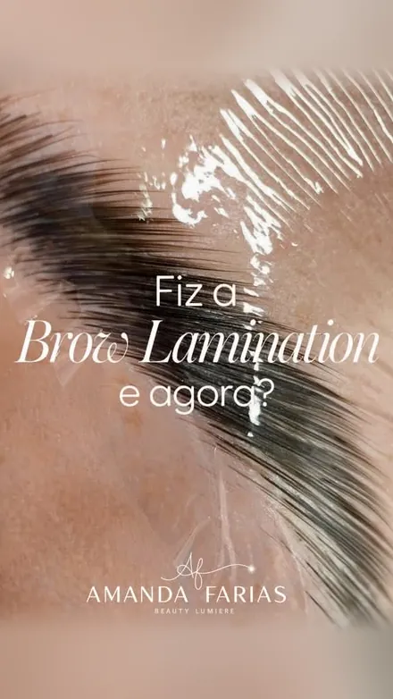Capa do post “Fiz a Brow Lamination, e agora?”: close dos fios da sobrancelha durante a Brow Lamination.