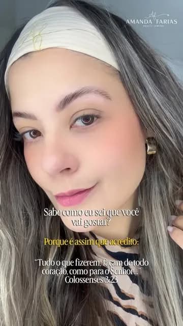 Capa do reel “Sabe como eu sei que você vai gostar?”: Amanda Farias sorrindo, com faixa creme no cabelo.