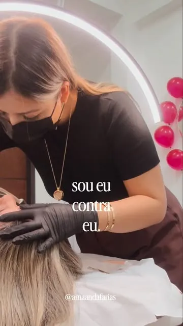 Capa do reel “Sou eu contra eu”: Amanda Farias de máscara e luvas, atendendo sob a luz do ring light.