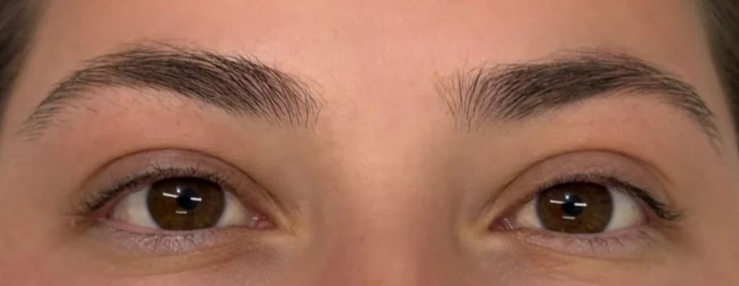 Antes: sobrancelhas com micropigmentação e os fios naturais desalinhados.