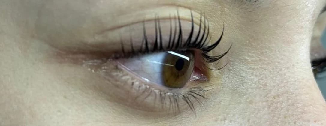 Depois: os mesmos cílios curvados e definidos com Lash Lifting, o olhar mais aberto.